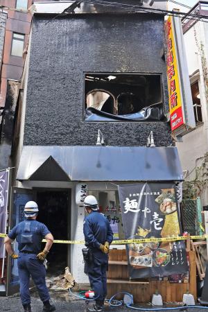 　火災があった、１階にうどん・そば店が入るビル＝１０日午前１０時４４分、宇都宮市