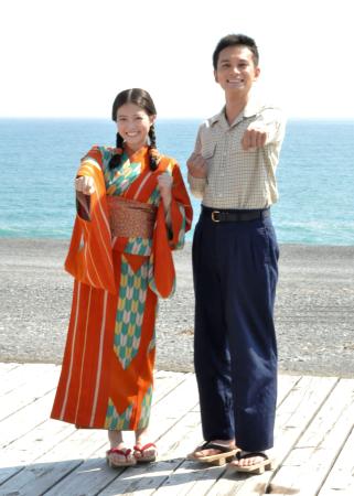 　「アンパンマン」をイメージしたポーズをとる、来春の朝ドラで主人公を演じる今田美桜さん（左）と夫役の北村匠海さん＝９日午後、高知県芸西村