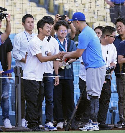 　カブスの鈴木誠也（右）と握手するボクシングＷＢＣバンタム級王者の中谷潤人＝ロサンゼルス（共同）