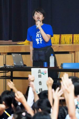 　講演で児童に交通安全を訴える高田香さん＝１１日午前、東京都板橋区