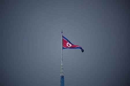 　南北軍事境界線の北側にある北朝鮮の「宣伝村」に掲げられた国旗＝２０２２年７月（ロイター＝共同）