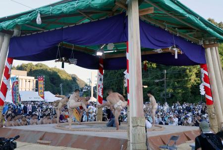 　島根県隠岐の島町で行われた「隠岐古典相撲大会」＝１４日午後