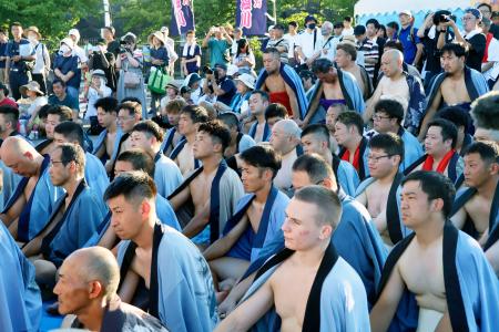 　島根県隠岐の島町で行われた「隠岐古典相撲大会」に参加する町民ら＝１４日午後