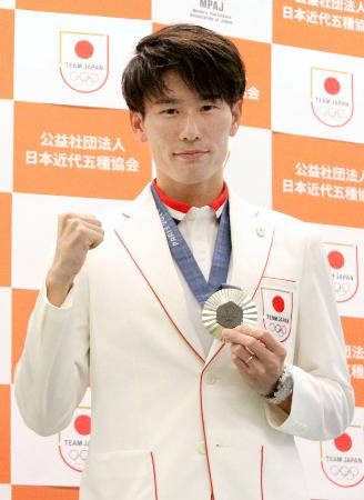 　パリ五輪の近代五種男子で銀メダルに輝いた佐藤大宗＝１５日、東京都内