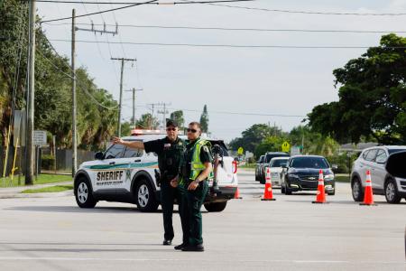 　トランプ前米大統領のゴルフ場近くで車両を誘導する警察官＝１５日、南部フロリダ州（ＡＰ＝共同）