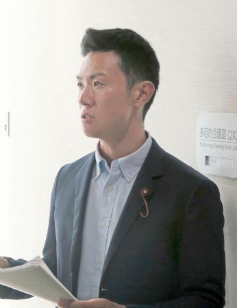 　千葉市議会で自身への辞職勧告決議が可決されたことを受け、報道陣の取材に応じる大平真弘市議＝１７日午後