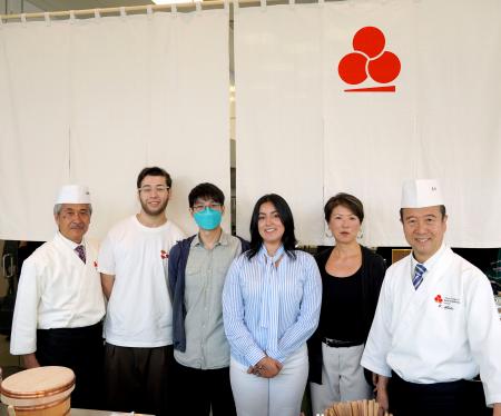 　開校した「東京すし和食調理専門学校」ロンドン校の記念式典に出席した受講生と講師＝１９日、ロンドン（共同）