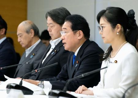 　「共生社会の実現に向けた対策推進本部」の会合であいさつする岸田首相（右から２人目）＝２０日午前、首相官邸