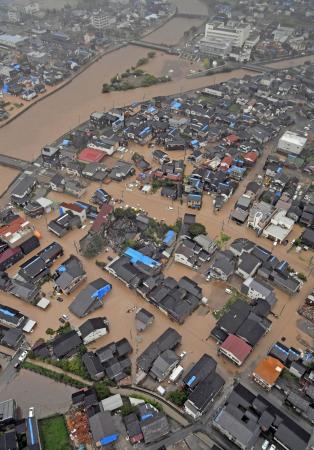 　大雨で河原田川などが氾濫し、冠水した石川県輪島市の市街地＝２１日午後２時２６分（共同通信社ヘリから）