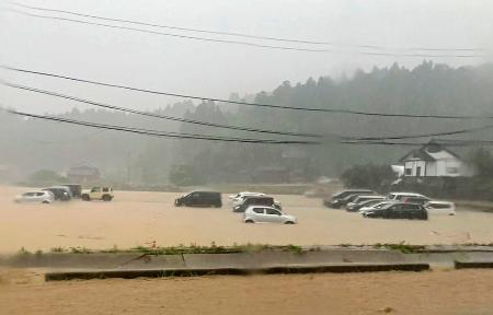 　大雨で冠水した石川県輪島市内＝２１日午前