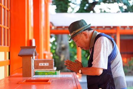 　日課の散歩で神社を参拝する袴田巌さん＝４日、浜松市