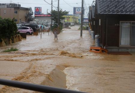 　泥水が流れ込んだ石川県輪島市の市街地＝２２日午前