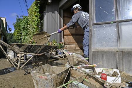 　豪雨で浸水した家屋から泥をかき出すボランティア＝２３日午前９時１８分、石川県珠洲市