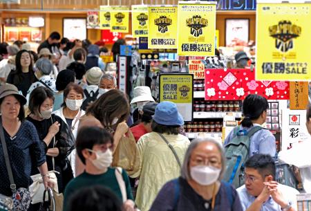 　大丸福岡天神店で始まったプロ野球のソフトバンクホークス優勝記念セール＝２４日午前、福岡市