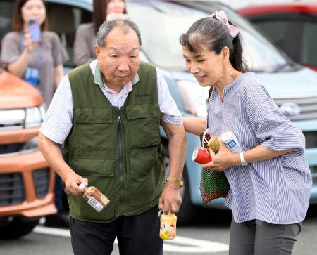 　支援者（右）と日課の散歩をする袴田巌さん。静岡地裁は再審判決公判で袴田さんに無罪を言い渡した＝２６日午後、浜松市