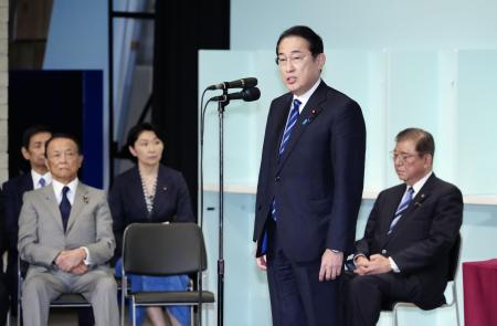 　自民党総裁選後に開かれた両院議員総会であいさつする岸田首相。右奥は石破茂新総裁＝２７日午後３時３３分、東京・永田町の党本部