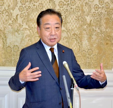 　記者団の取材に応じる立憲民主党の野田代表＝２７日午後、国会