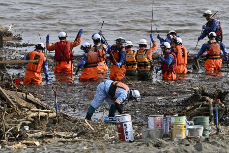 　不明者の捜索が続く石川県輪島市の塚田川の河口付近＝２８日午前