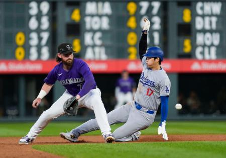 　米大リーグ、ロッキーズ戦の２回、二盗を決めるドジャースの大谷翔平。今季５７盗塁とし、イチローを抜いて日本選手のシーズン最多記録を更新した＝２７日、デンバー（共同）