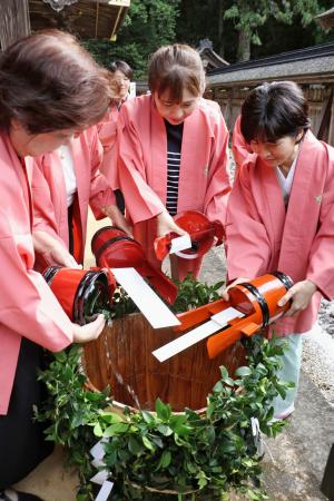 　熊野本宮大社の「献湯祭」で本殿前の大だるに温泉を注ぎ入れる宿泊施設の代表者ら＝２８日午前、和歌山県田辺市