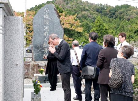 　「茨城県朝鮮人戦争犠牲者慰霊塔」前で開かれた朝鮮人労働者の慰霊祭＝２８日午前、茨城県日立市