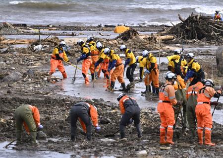 　不明者の捜索が続く石川県輪島市の塚田川の河口付近＝２８日午前