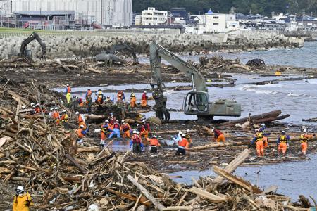 　不明者の捜索が続く石川県輪島市の塚田川の河口付近＝２８日午前