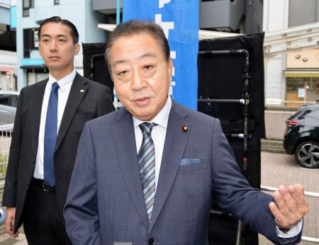 　記者団の取材に応じる立憲民主党の野田代表＝３０日午前、東京都内