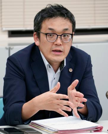 　記者会見で発言する、女性側代理人の今西雄介弁護士＝３０日午後、神戸市