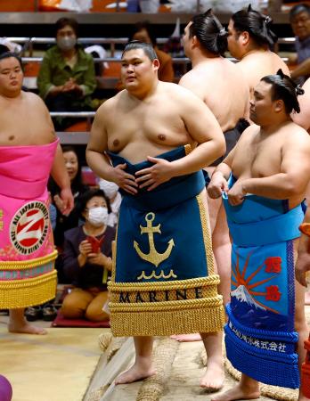 　土俵入りする大関大の里（右手前から２人目）＝両国国技館