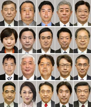 　左上から右へ石破茂首相、村上誠一郎総務相、牧原秀樹法相、岩屋毅外相、加藤勝信財務相。２段目左から阿部俊子文科相、福岡資麿厚労相、小里泰弘農相、武藤容治経産相、斉藤鉄夫国交相。３段目左から浅尾慶一郎環境相、中谷元防衛相、林芳正官房長官、平将明デジタル相、伊藤忠彦復興相。４段目左から坂井学国家公安委員長、三原じゅん子こども政策相、赤沢亮正経済再生相、城内実経済安保相、伊東良孝地方創生相