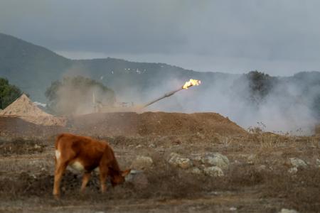 　イスラエル北部からレバノンに向かって砲撃するイスラエル軍＝２日（ＡＰ＝共同）