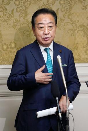 　石破首相の所信表明演説後、記者団の取材に応じる立憲民主党の野田代表＝４日午後、国会