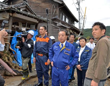 　地震と記録的豪雨の被害に遭った石川県輪島市内を視察する立憲民主党の野田代表（手前右から２人目）＝５日午前