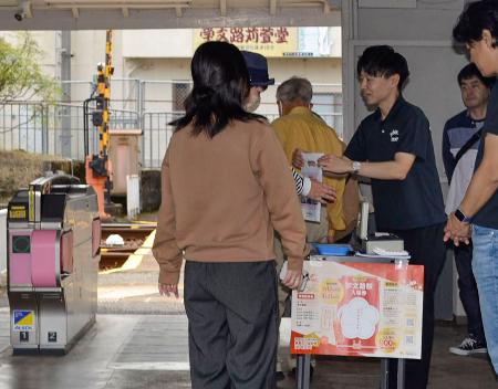 　南海電鉄学文路駅で入場券を特別販売する同社社員ら＝５日、和歌山県橋本市