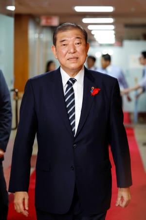 　自民党の森山幹事長らと協議後、党本部を出る石破首相＝５日夜、東京・永田町