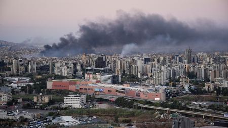 　レバノンの首都ベイルートで、イスラエル軍の空爆を受け立ち上る煙＝３日（ロイター＝共同）