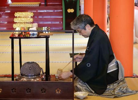 　世界遺産・熊野那智大社で行われた献茶式＝６日午前、和歌山県那智勝浦町