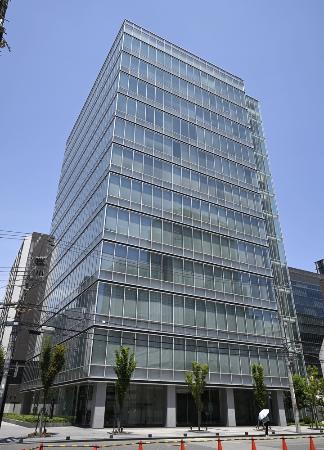 　小林製薬の本社が入るビル＝７月、大阪市