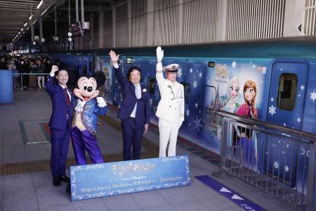 　ディズニーのキャラクターが車両にラッピングされた新幹線の運行が開始され、ＪＲ仙台駅で出発の合図をするミッキーマウス（中央左）ら＝１０日午前