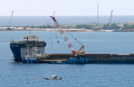 　米軍普天間飛行場移設に向けた工事が続く、沖縄県名護市辺野古沖の大浦湾＝７日