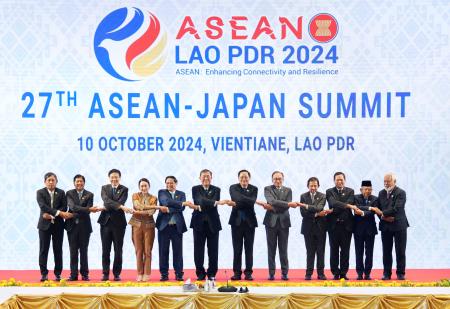 　日ＡＳＥＡＮ首脳会議で記念写真に納まる石破首相（左から６人目）ら＝１０日、ラオス・ビエンチャン（共同）