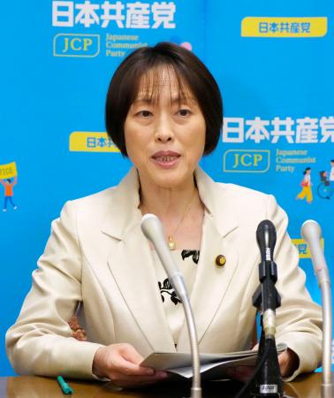 　共産党の衆院選公約を発表する田村委員長＝１０日午後、国会