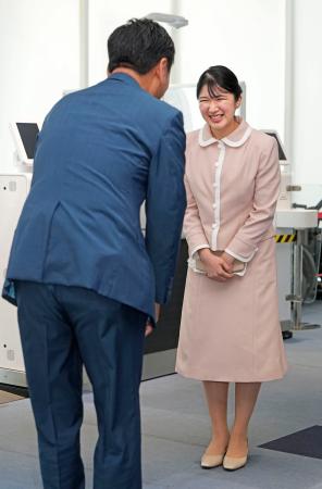 　佐賀空港に到着された天皇、皇后両陛下の長女愛子さま＝１１日午前