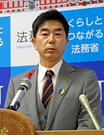 　閣議後記者会見する牧原法相＝１１日午前、法務省