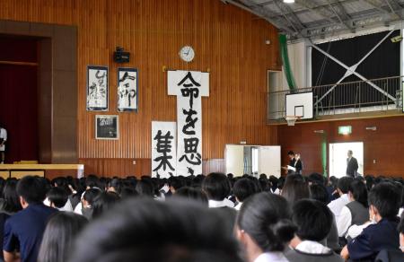 　男子生徒が通っていた大津市の中学校で開かれた「命を思う集い」＝１１日（代表撮影）