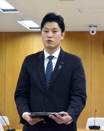 　百条委員会後、記者会見する委員長の奥谷謙一兵庫県議＝１１日午後、県庁