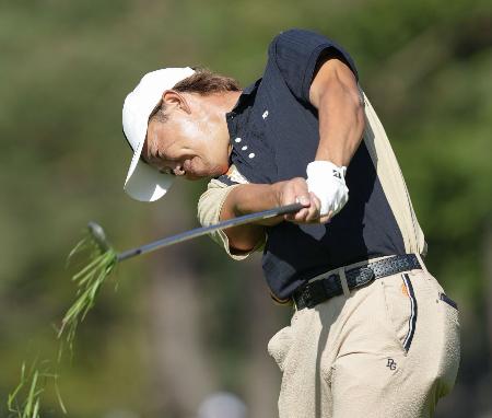 　第３日、ラフからショットを放つ木下稜介。通算３アンダーで首位＝東京ＧＣ