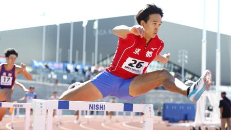 　成年男子４００メートル障害決勝　４８秒９７で優勝した京都・井之上駿太＝ＳＡＧＡサンライズパーク陸上競技場