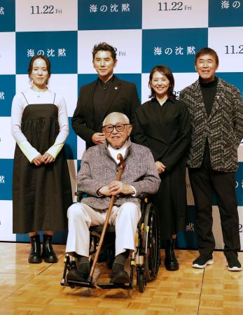 　映画「海の沈黙」の公開を前に、記者会見で撮影に応じる脚本家の倉本聰さん（中央）と本木雅弘さん（左から２人目）ら＝１３日午後、札幌市